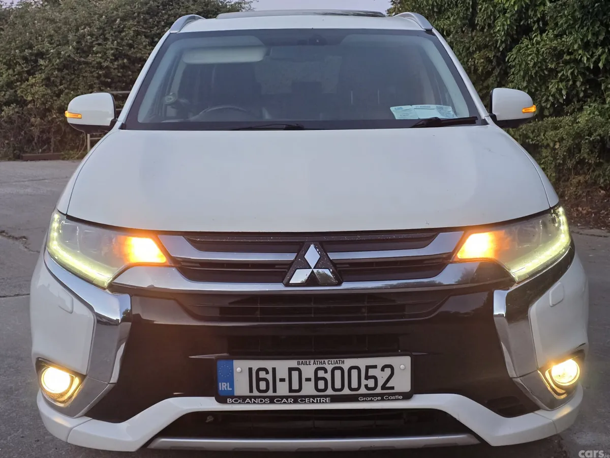 Mitsubishi Outlander SUV, Petrol Plug-in Hybrid, 2016, White