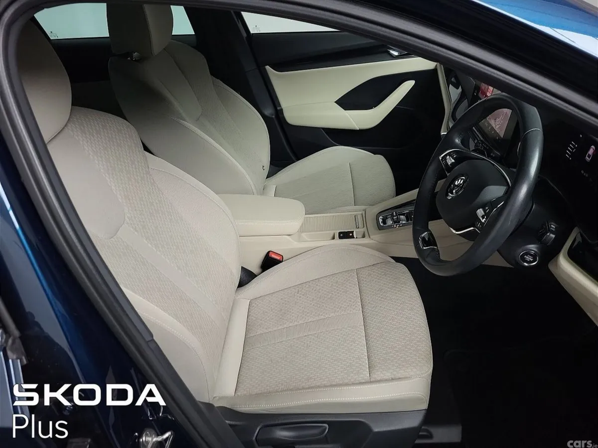 Skoda Octavia Saloon, Petrol, 2023, Blue