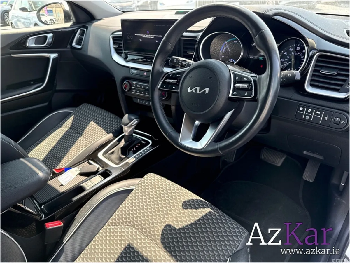 Kia XCeed Hatchback, Petrol Plug-in Hybrid, 2023, White