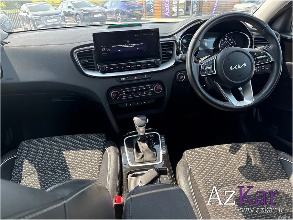 Kia XCeed Hatchback, Petrol Plug-in Hybrid, 2023, White
