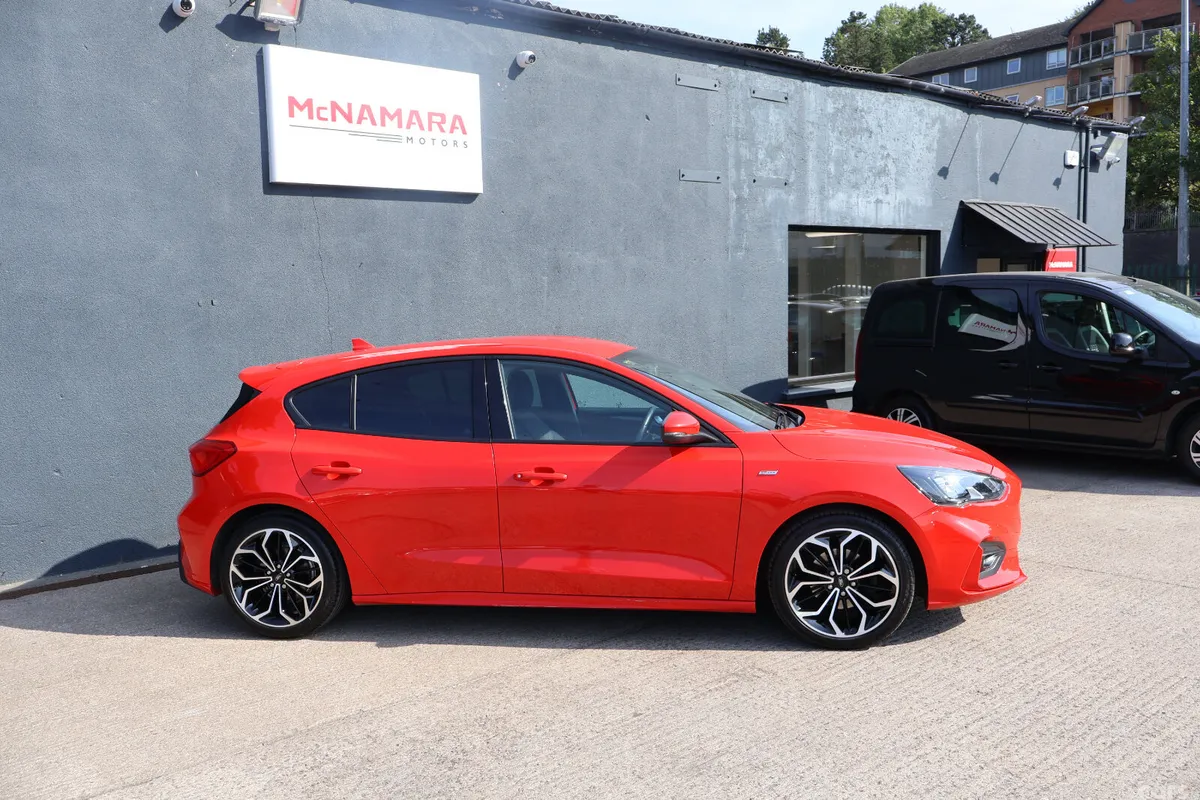 Ford Focus Hatchback, Petrol, 2020, Red