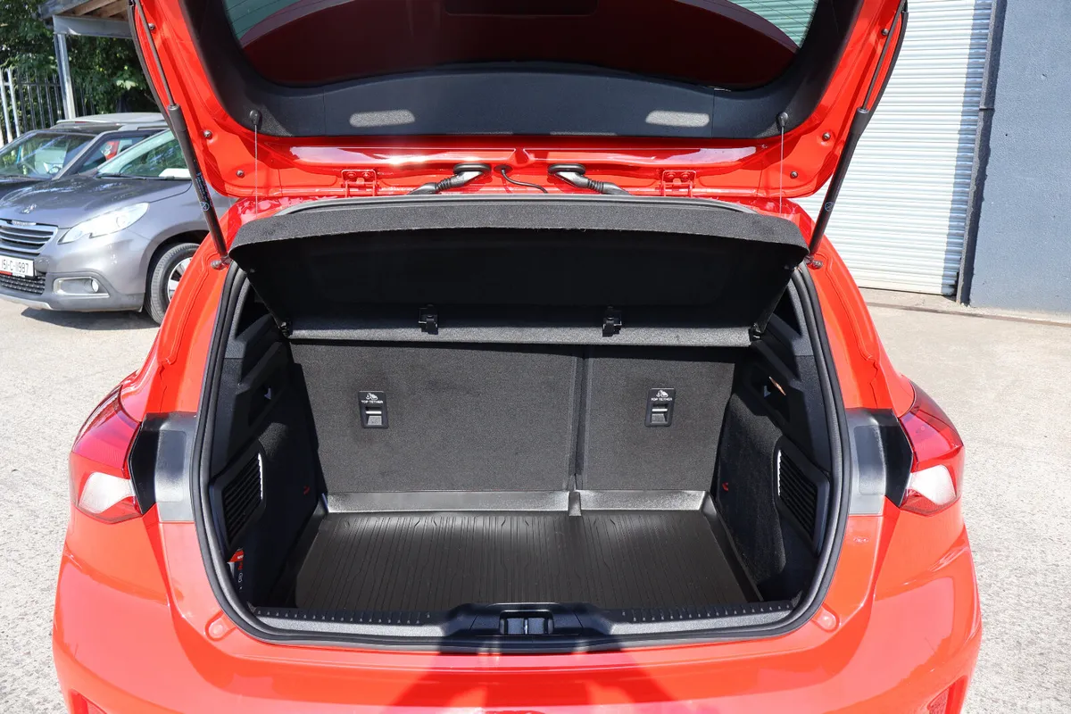 Ford Focus Hatchback, Petrol, 2020, Red