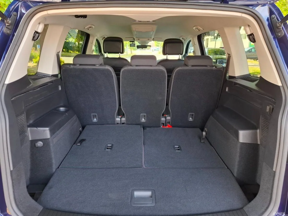 Volkswagen Touran MPV, Diesel, 2019, Blue