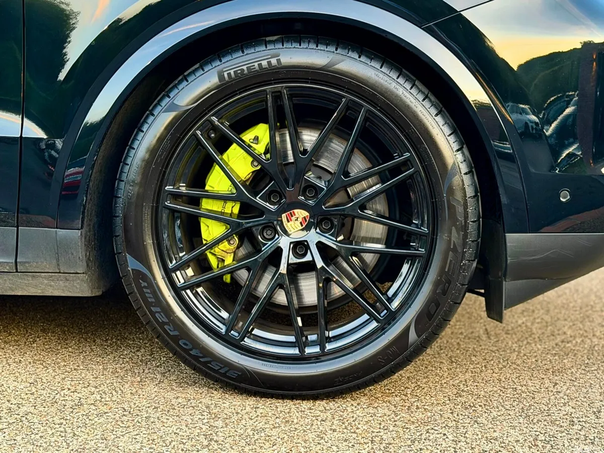 Porsche Cayenne SUV, Petrol Plug-in Hybrid, 2024, Black