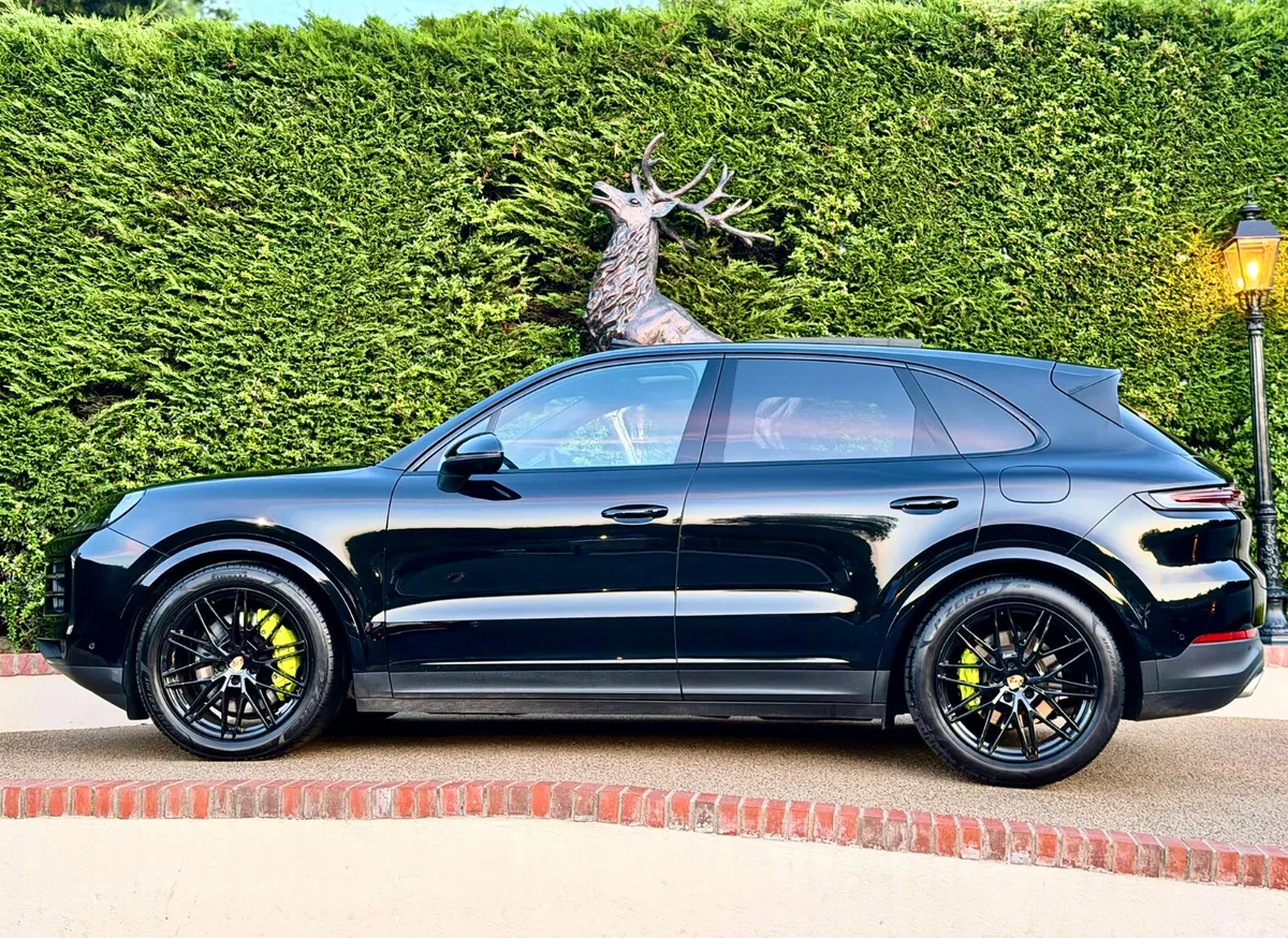 Porsche Cayenne SUV, Petrol Plug-in Hybrid, 2024, Black