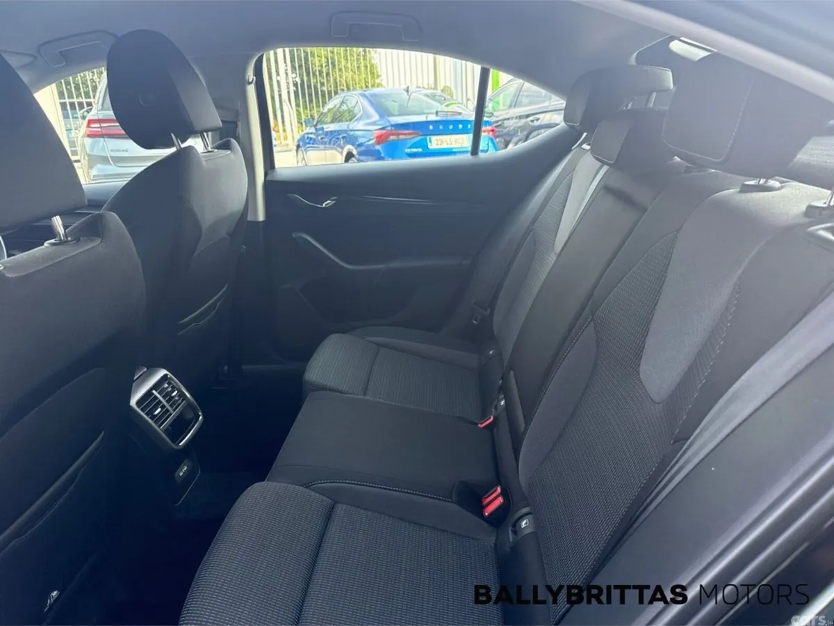 Skoda Octavia Saloon, Petrol, 2024, Black