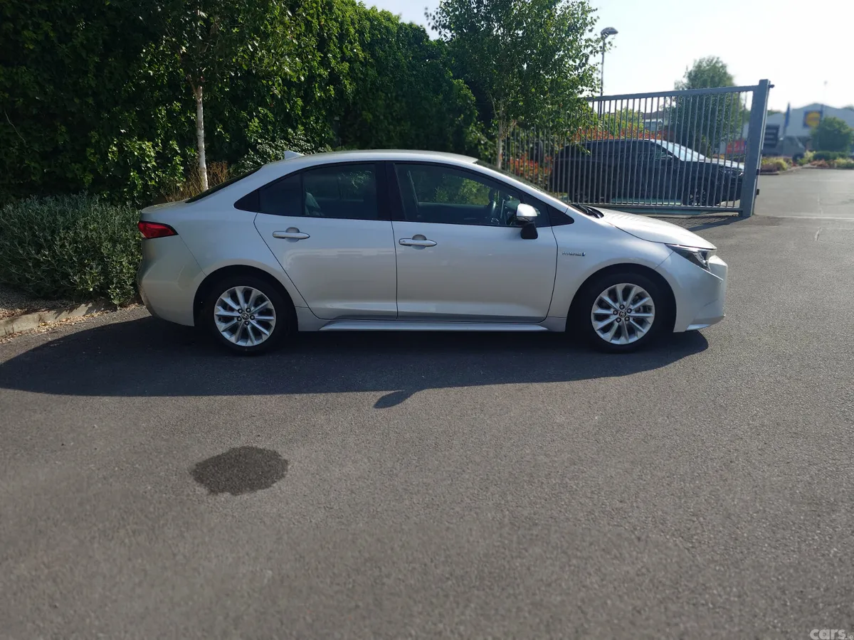 Toyota Corolla Saloon, Petrol Hybrid, 2020, Silver