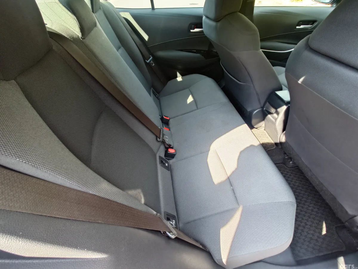 Toyota Corolla Saloon, Petrol Hybrid, 2020, Silver