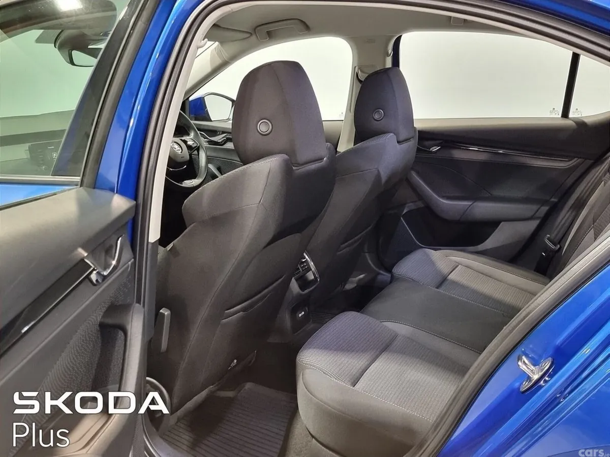 Skoda Octavia Saloon, Petrol, 2023, Blue