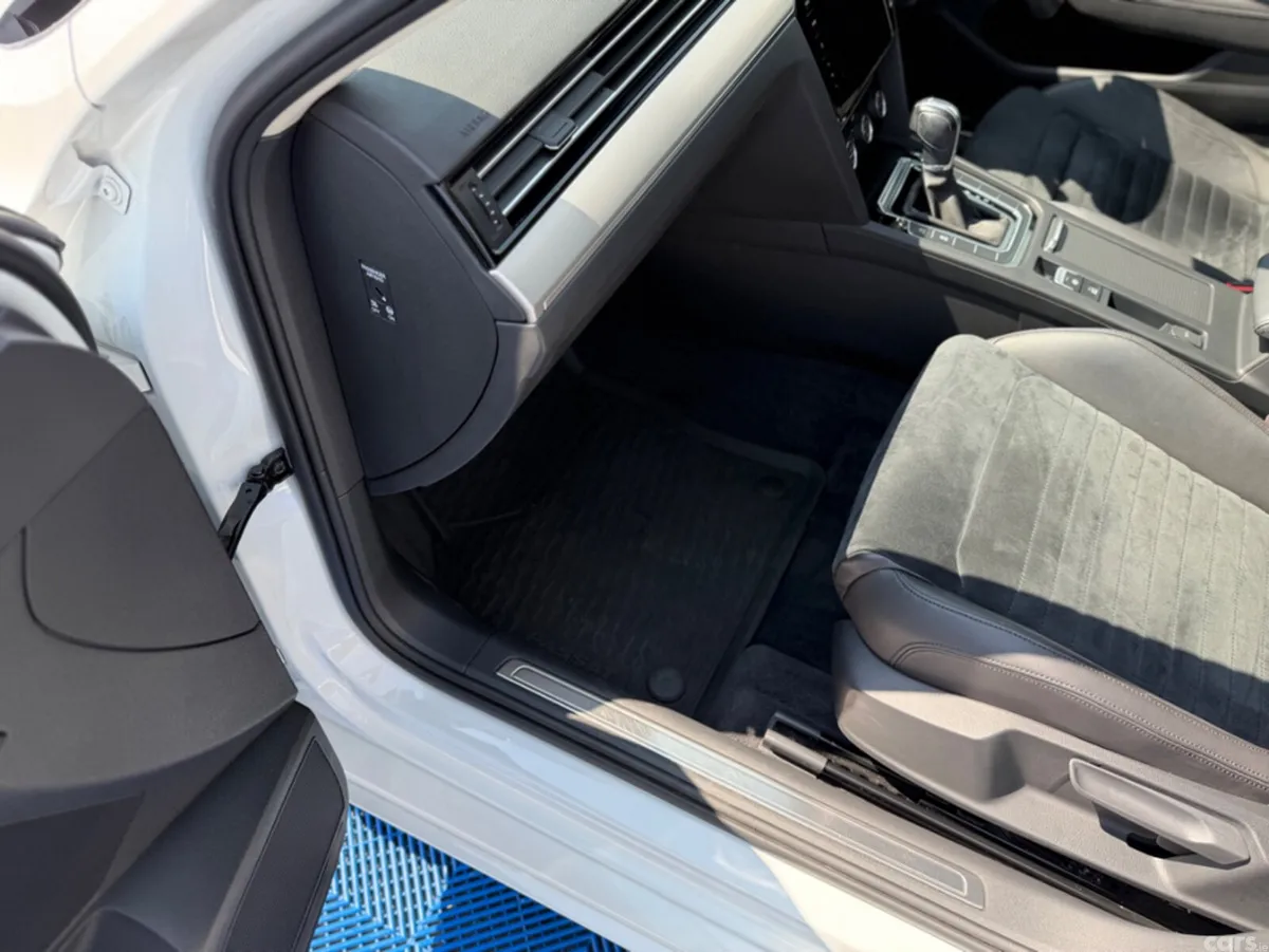 Volkswagen Passat Saloon, Diesel, 2019, White