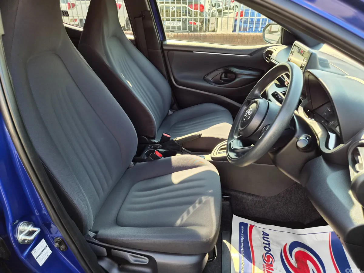 Toyota Yaris Hatchback, Petrol, 2022, Blue