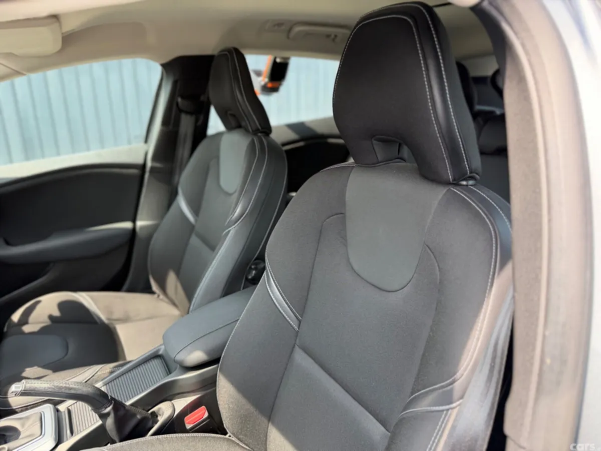 Volvo V40 Hatchback, Diesel, 2018, Grey