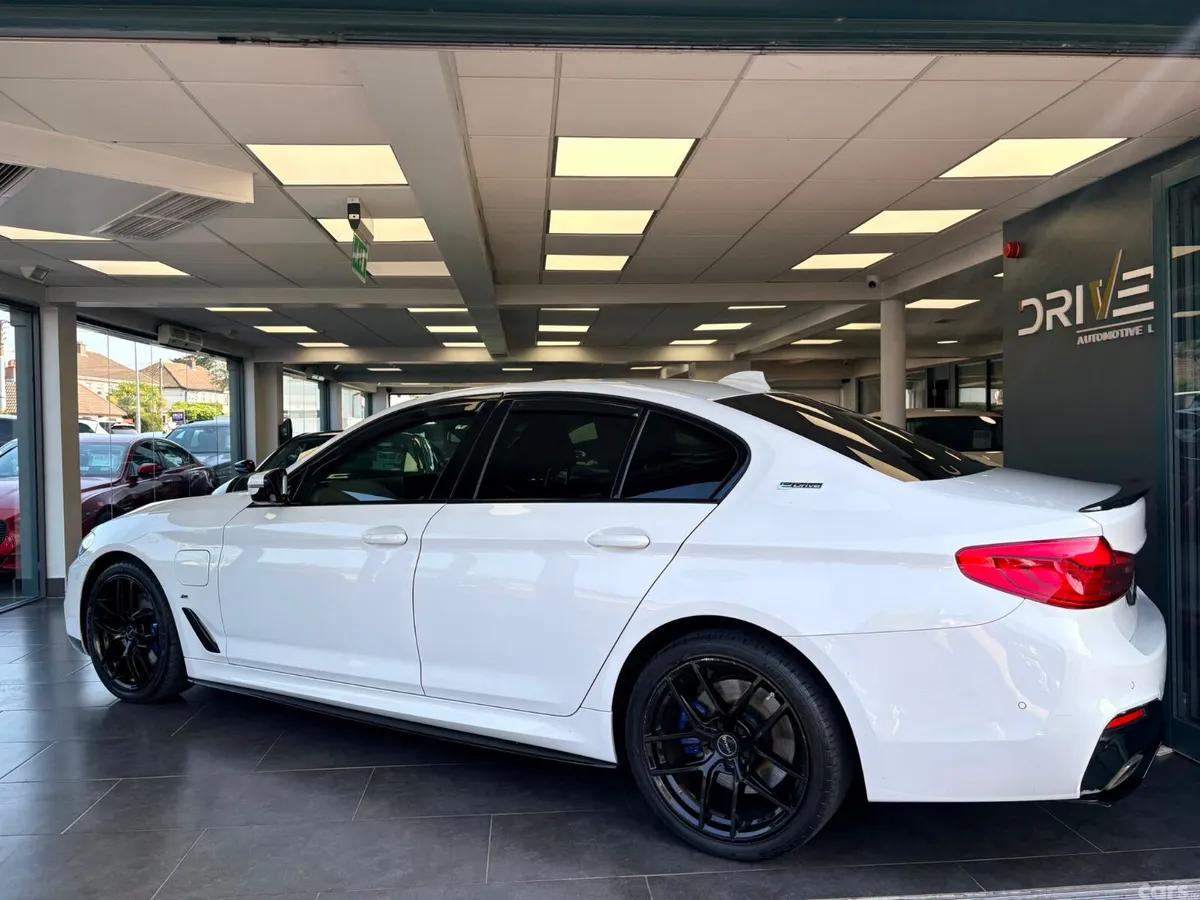 BMW 5-Series Saloon, Petrol Plug-in Hybrid, 2019, White