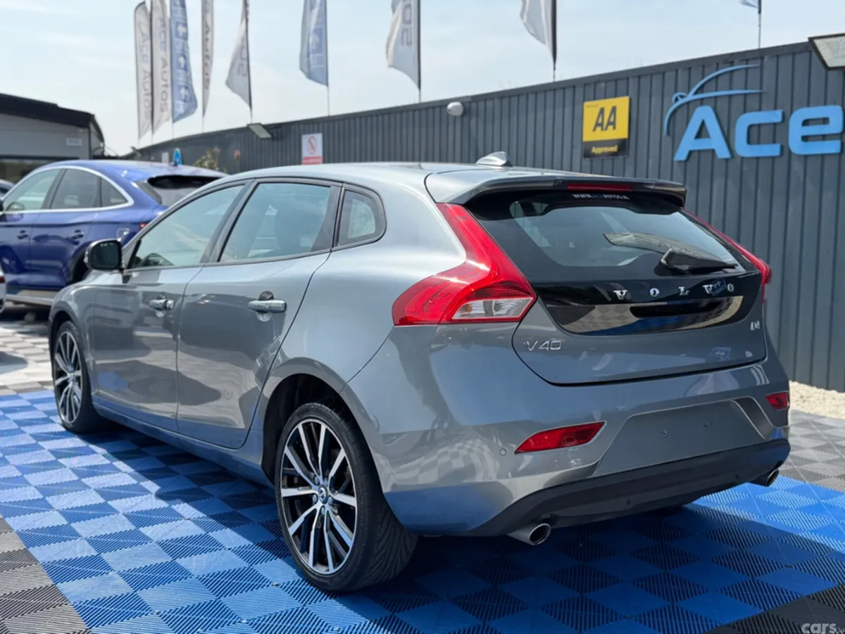 Volvo V40 Hatchback, Diesel, 2018, Grey