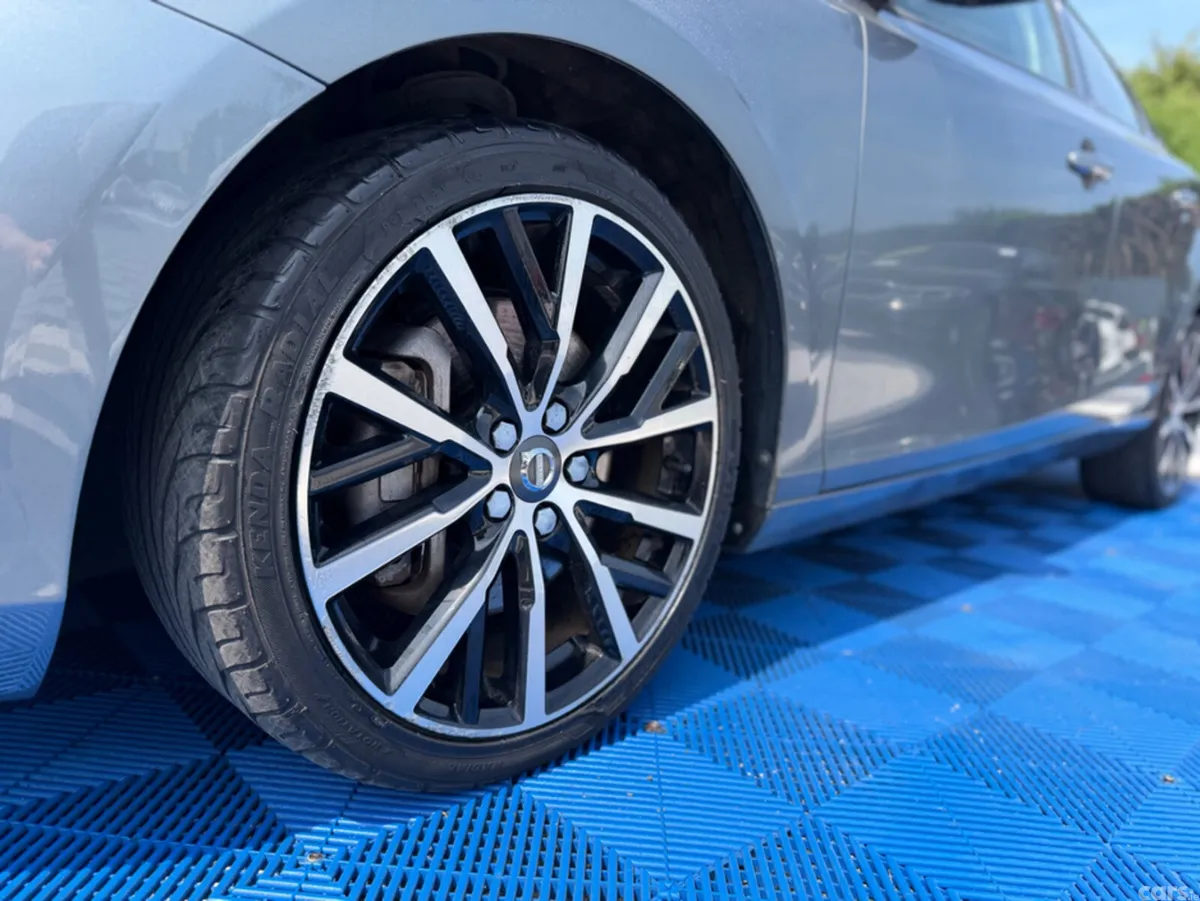 Volvo V40 Hatchback, Diesel, 2018, Grey