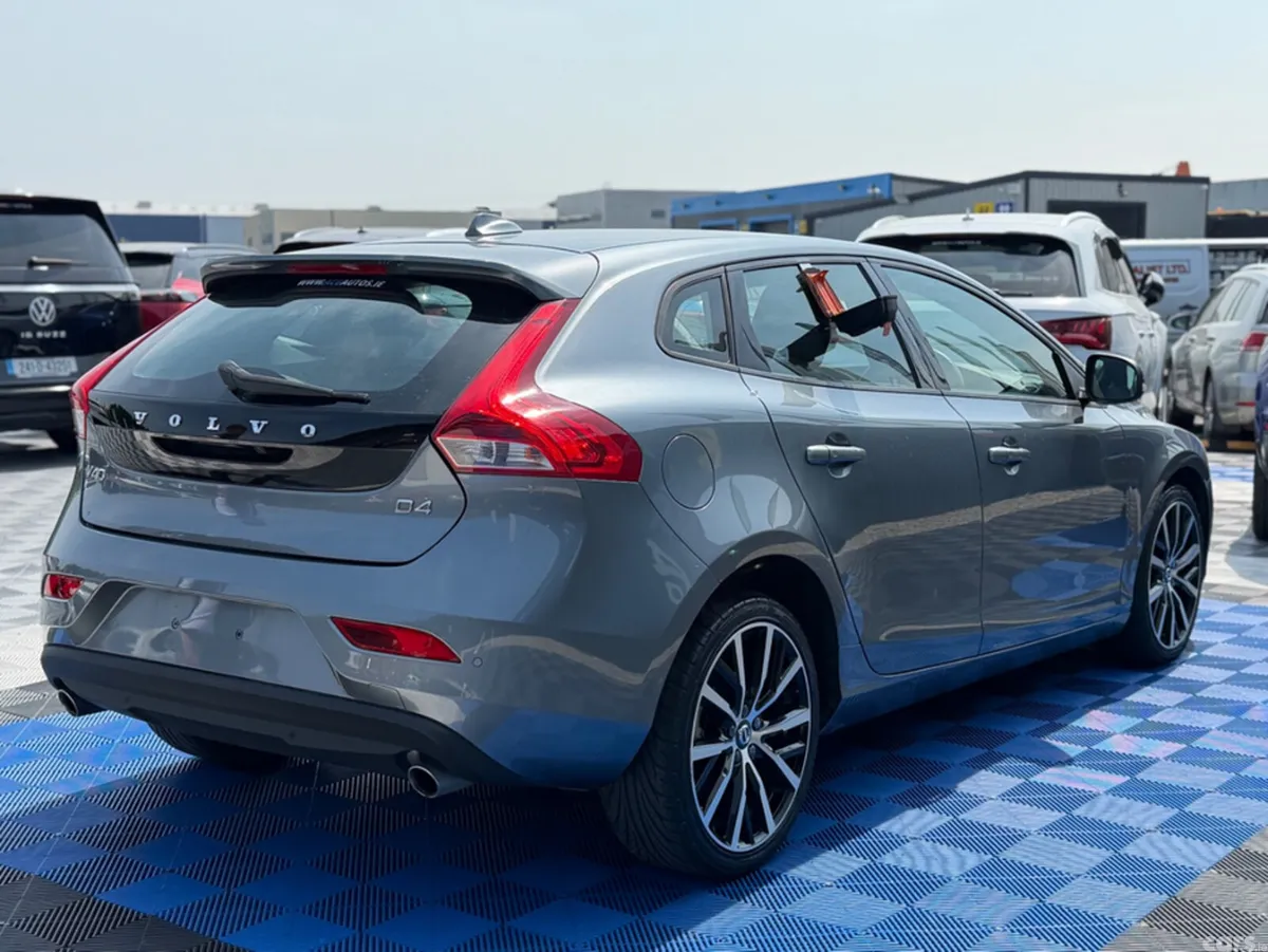 Volvo V40 Hatchback, Diesel, 2018, Grey