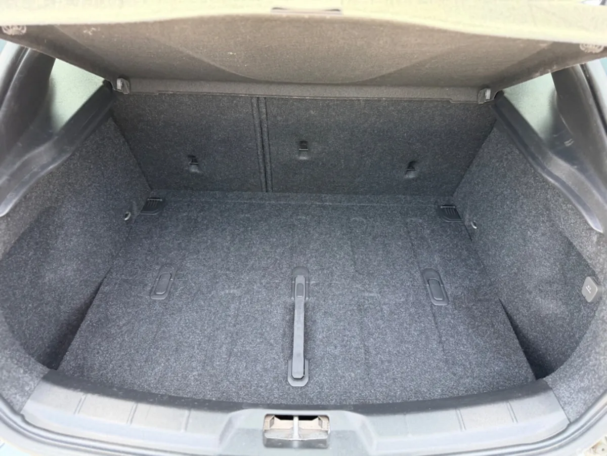 Volvo V40 Hatchback, Diesel, 2018, Grey