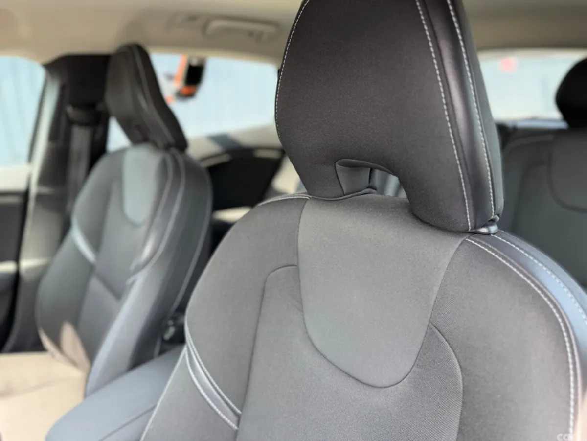 Volvo V40 Hatchback, Diesel, 2018, Grey