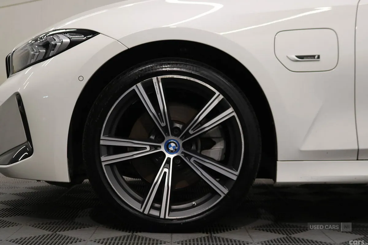 BMW 3-Series Saloon, Petrol Hybrid, 2023, White
