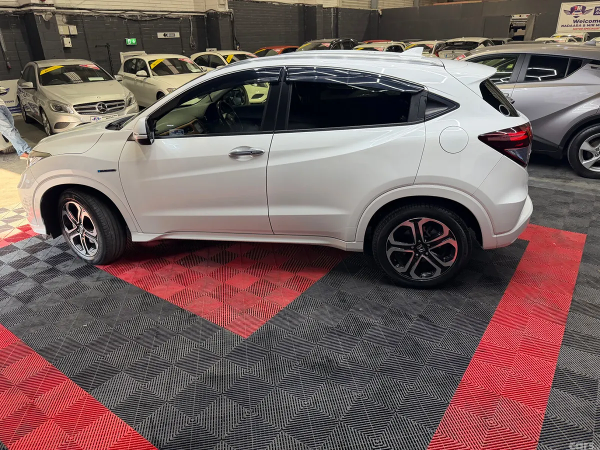 Honda Vezel Estate, Petrol Hybrid, 2015, White