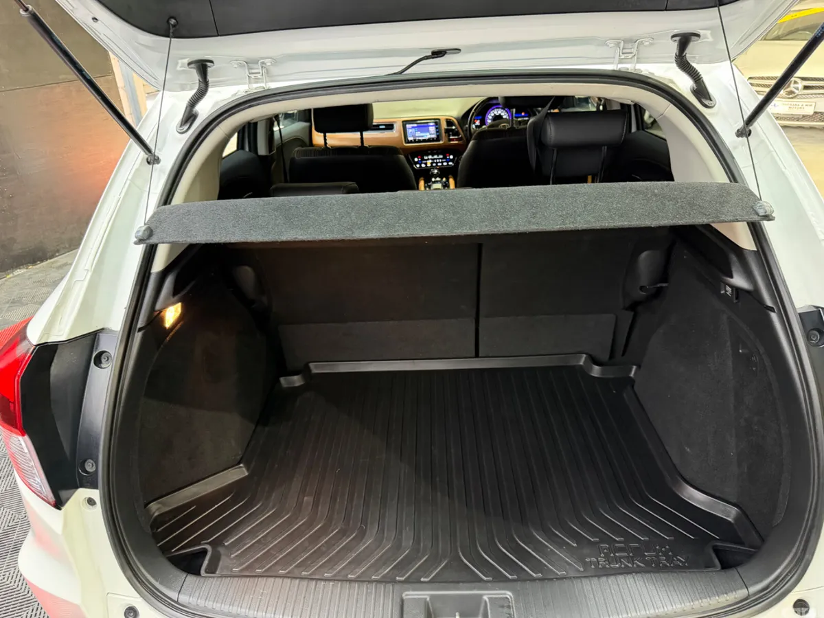 Honda Vezel Estate, Petrol Hybrid, 2015, White