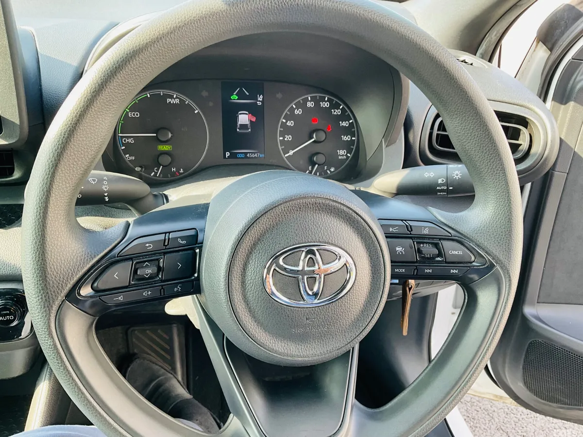 Toyota Yaris Hatchback, Petrol Hybrid, 2023, White