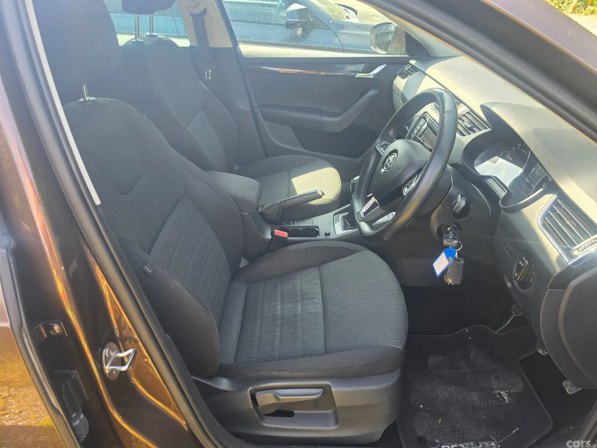 Skoda Octavia Saloon, Diesel, 2015, Brown