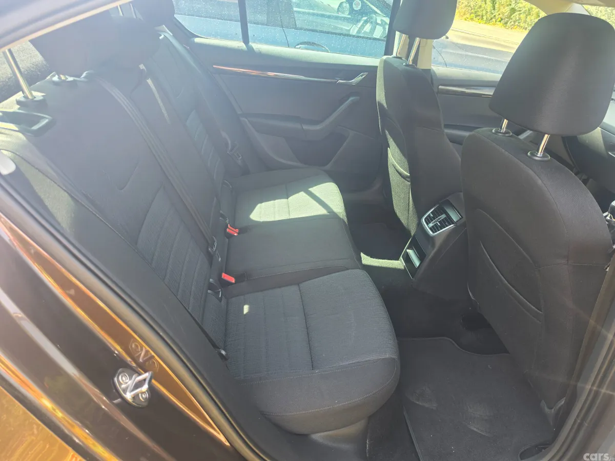Skoda Octavia Saloon, Diesel, 2015, Brown