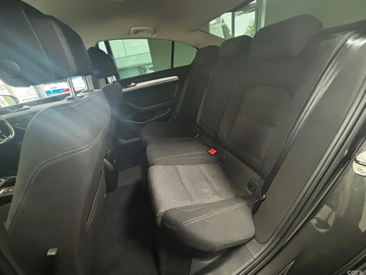 Volkswagen Passat Saloon, Diesel, 2019, Grey