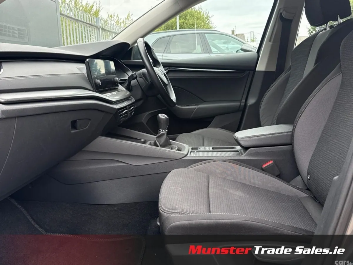 Skoda Octavia Saloon, Diesel, 2022, Grey