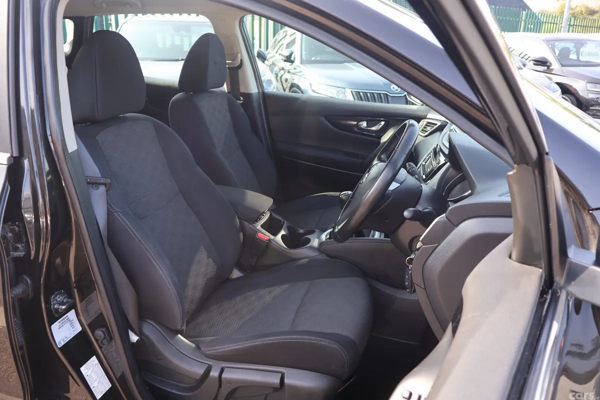 Nissan Qashqai Hatchback, Diesel, 2016, Black