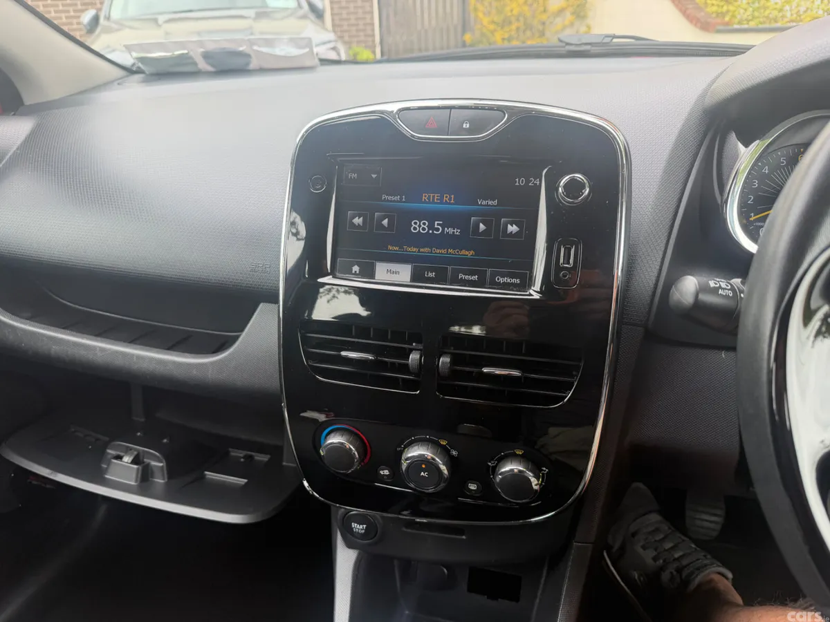 Renault Clio Hatchback, Petrol, 2014, Red
