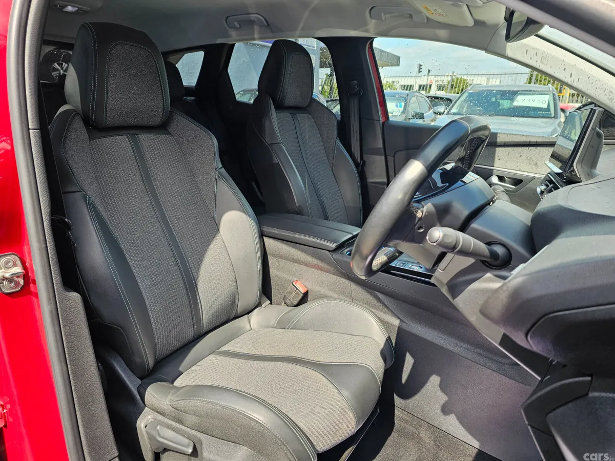 Peugeot 3008 MPV, Petrol, 2021, Red