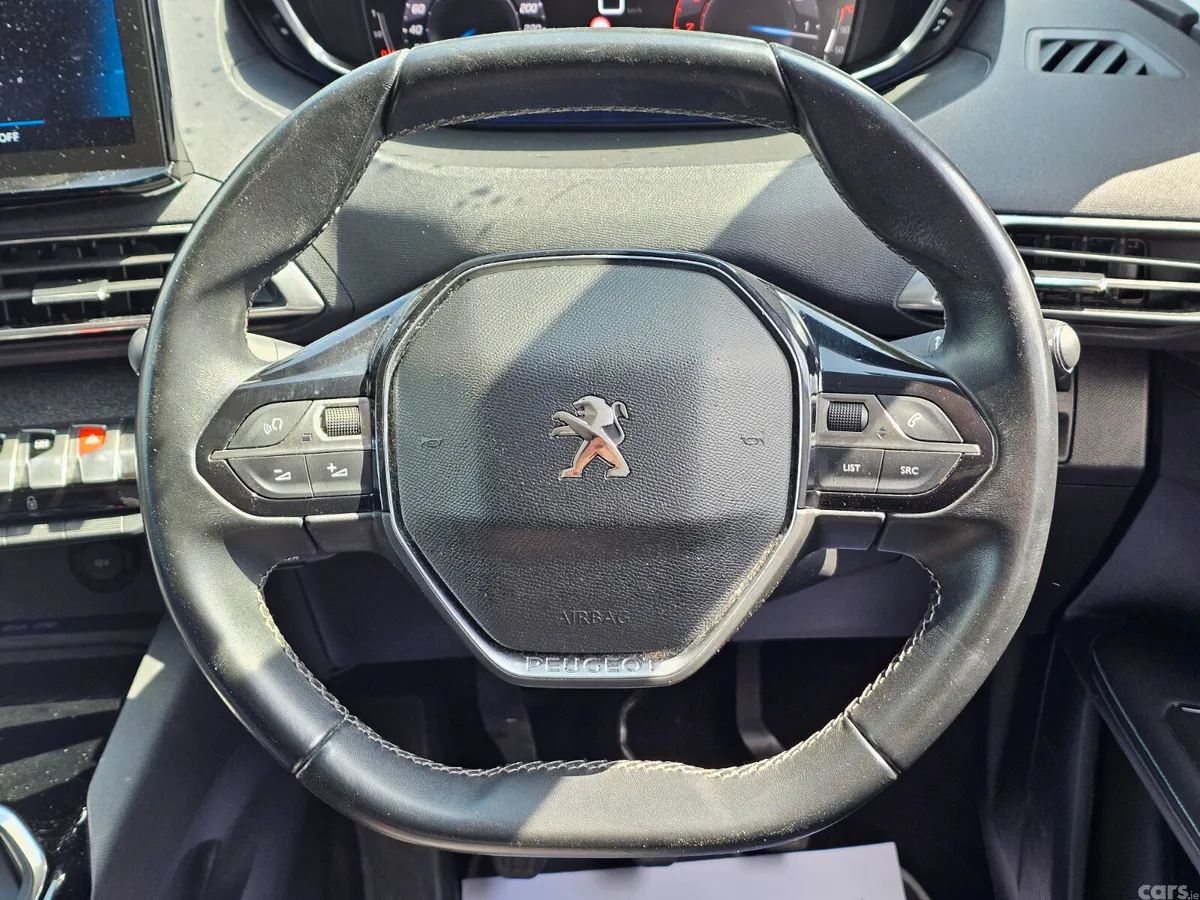Peugeot 3008 MPV, Petrol, 2021, Red