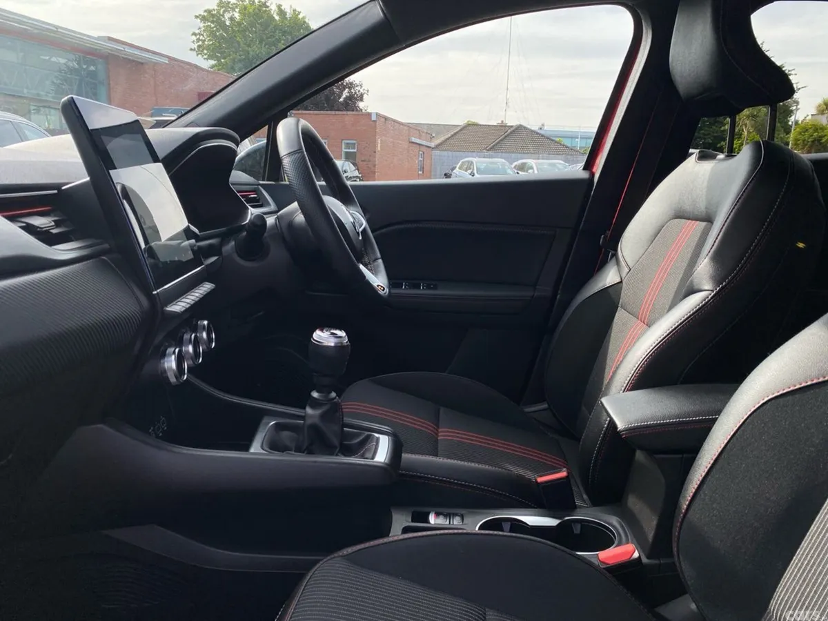 Renault Captur Hatchback, Petrol, 2023, Red