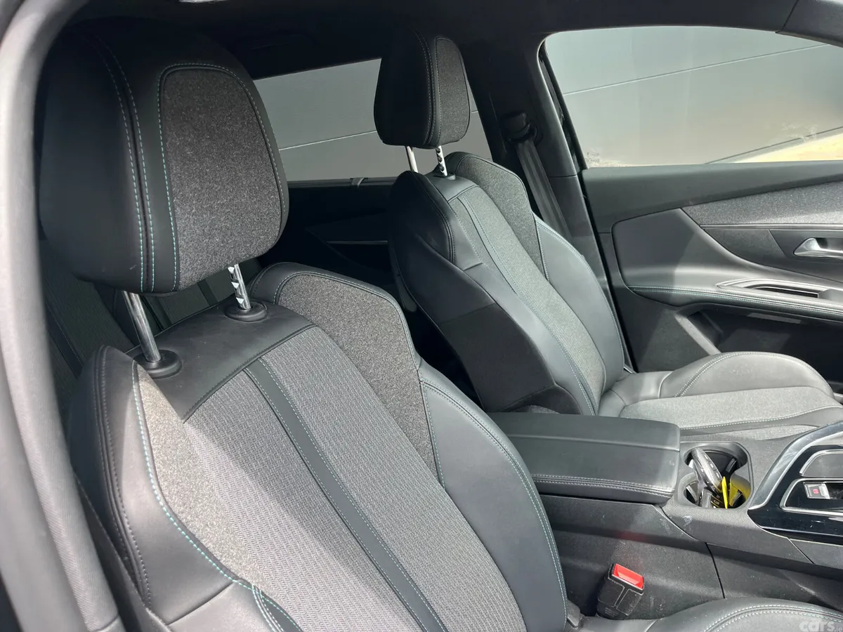 Peugeot 5008 MPV, Petrol, 2023, Black