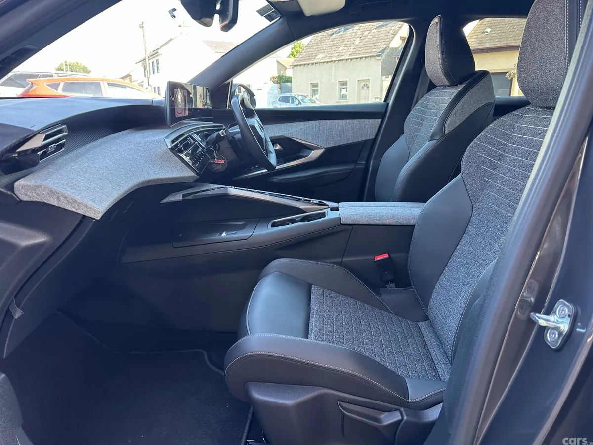 Peugeot 3008 MPV, Petrol, 2025, Grey