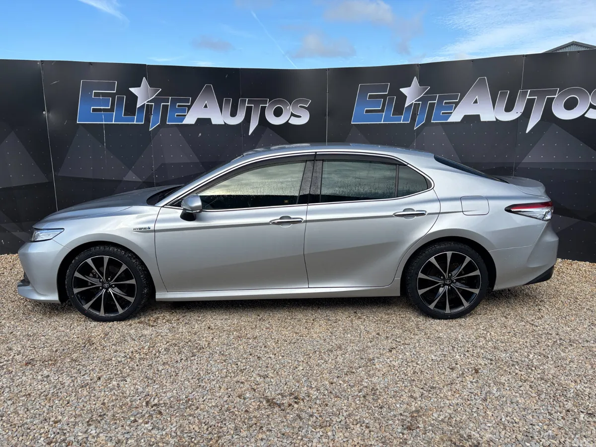 Toyota Camry Saloon, Petrol Hybrid, 2017, Silver
