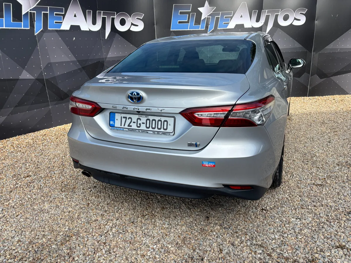 Toyota Camry Saloon, Petrol Hybrid, 2017, Silver
