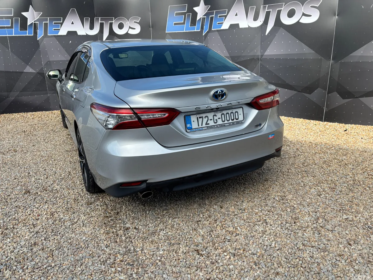 Toyota Camry Saloon, Petrol Hybrid, 2017, Silver