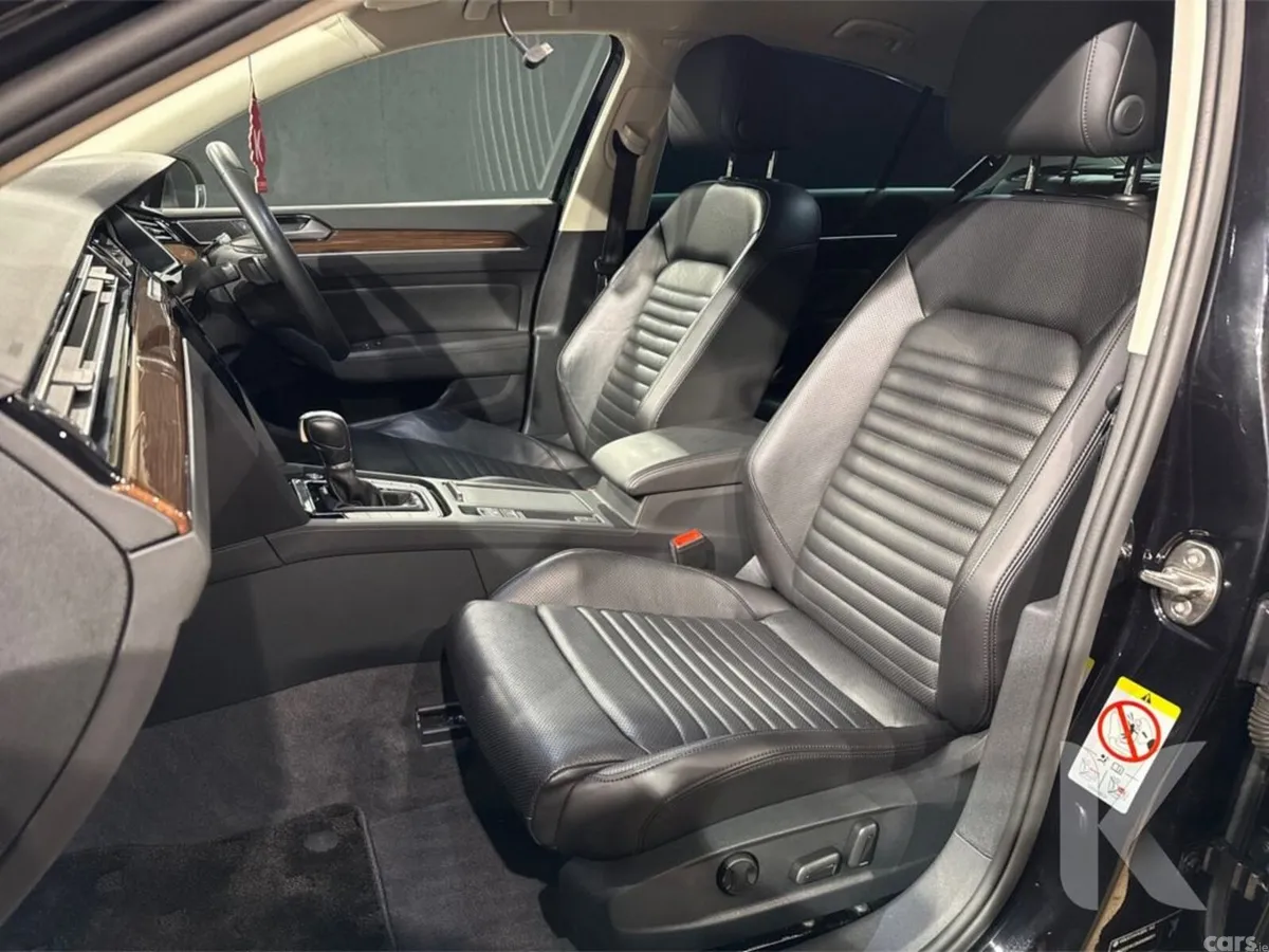 Volkswagen Passat Saloon, Petrol, 2019, Black