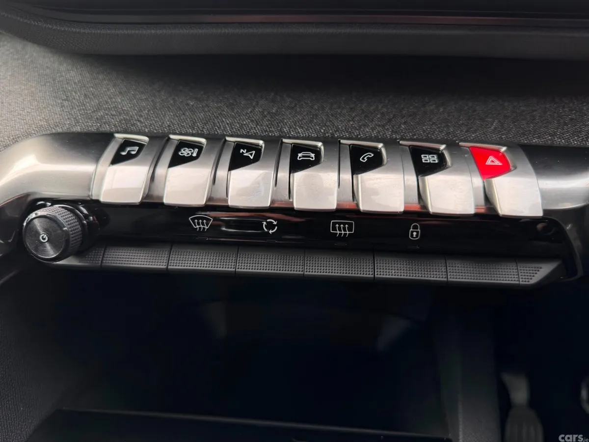 Peugeot 3008 MPV, Petrol, 2018, White