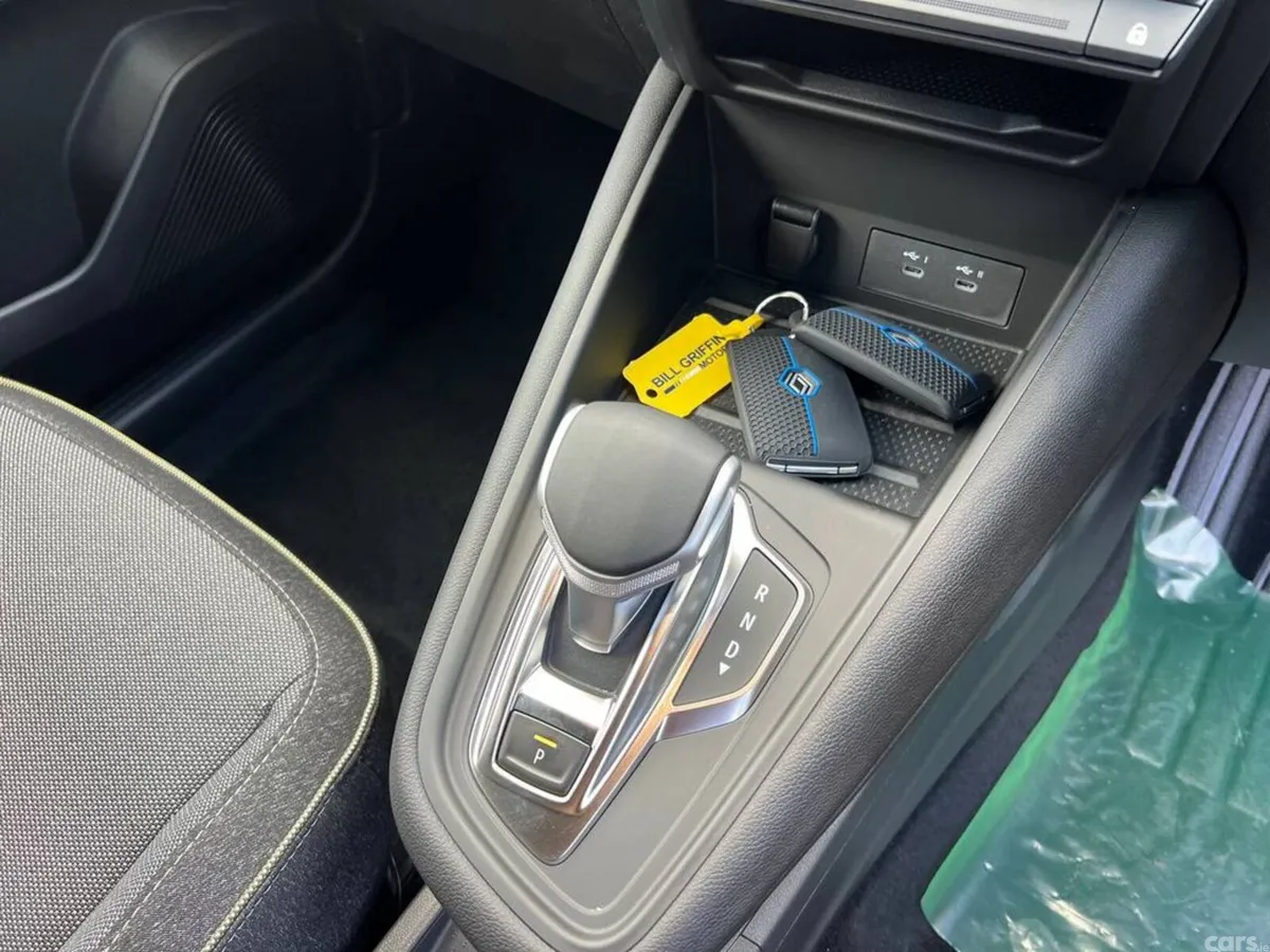 Renault Captur SUV, Petrol Hybrid, 2026, Blue