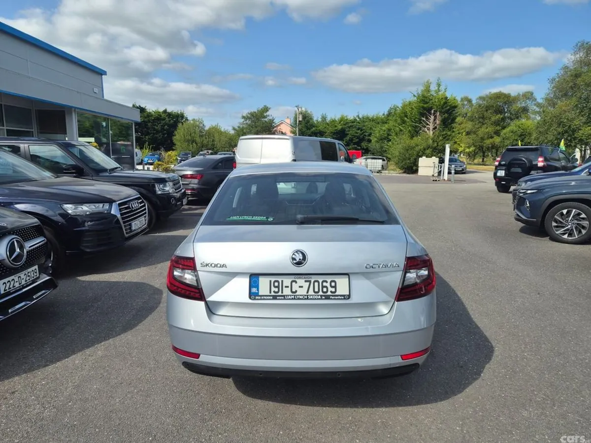 Skoda Octavia Saloon, Diesel, 2019, Grey