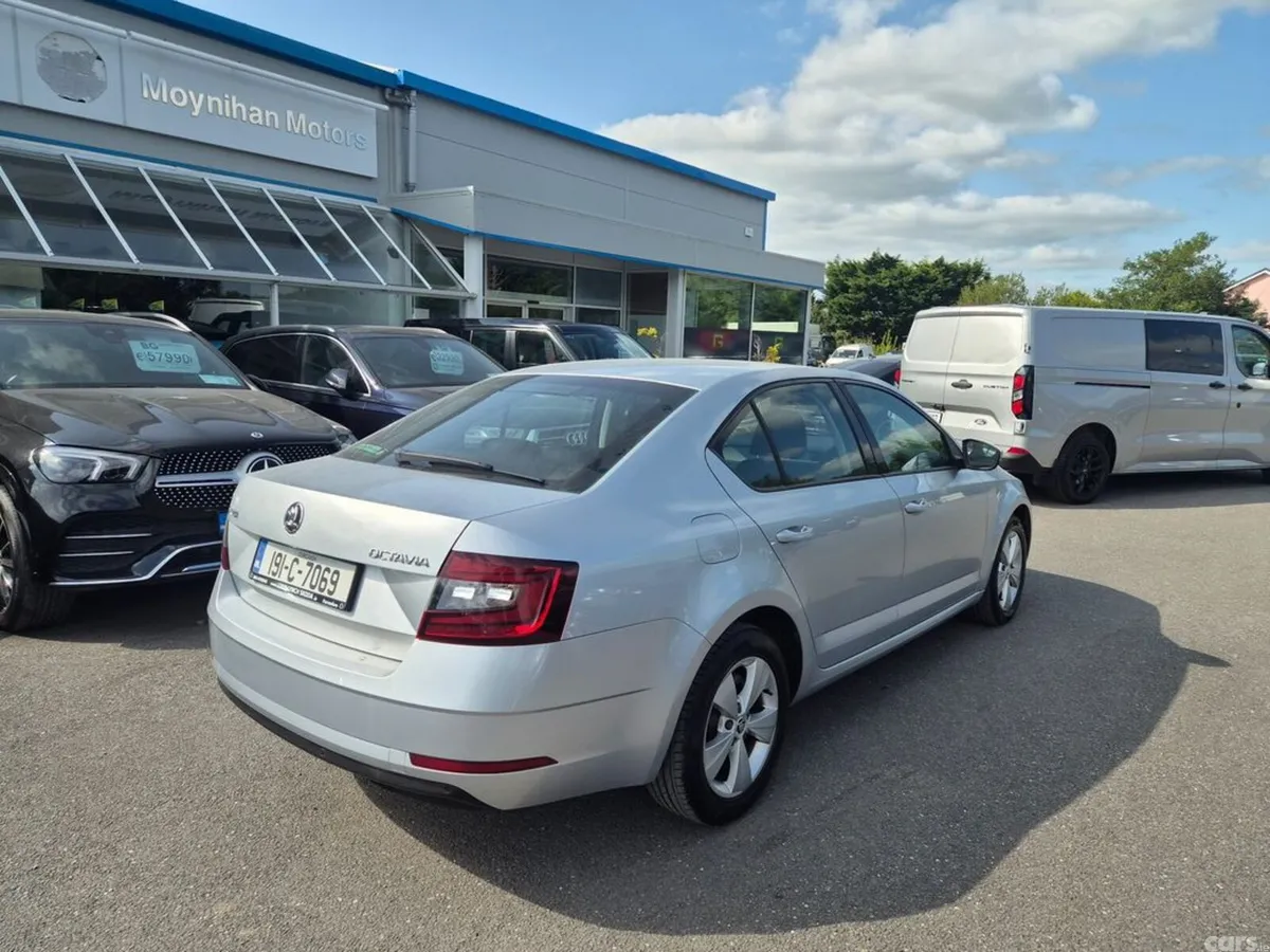 Skoda Octavia Saloon, Diesel, 2019, Grey