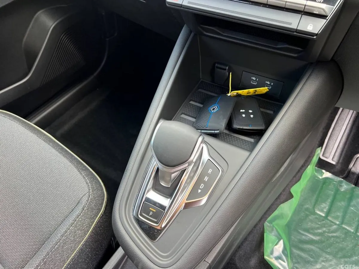 Renault Captur SUV, Petrol Hybrid, 2026, Red