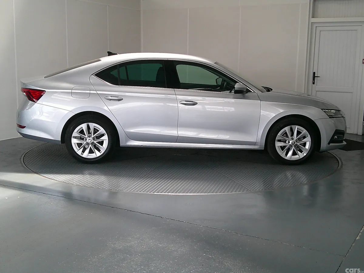 Skoda Octavia Hatchback, Diesel, 2023, Silver