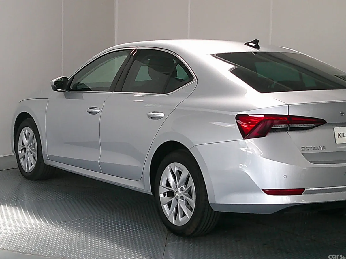 Skoda Octavia Hatchback, Diesel, 2023, Silver