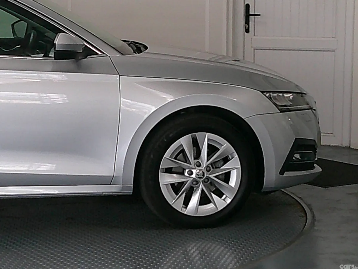 Skoda Octavia Hatchback, Diesel, 2023, Silver