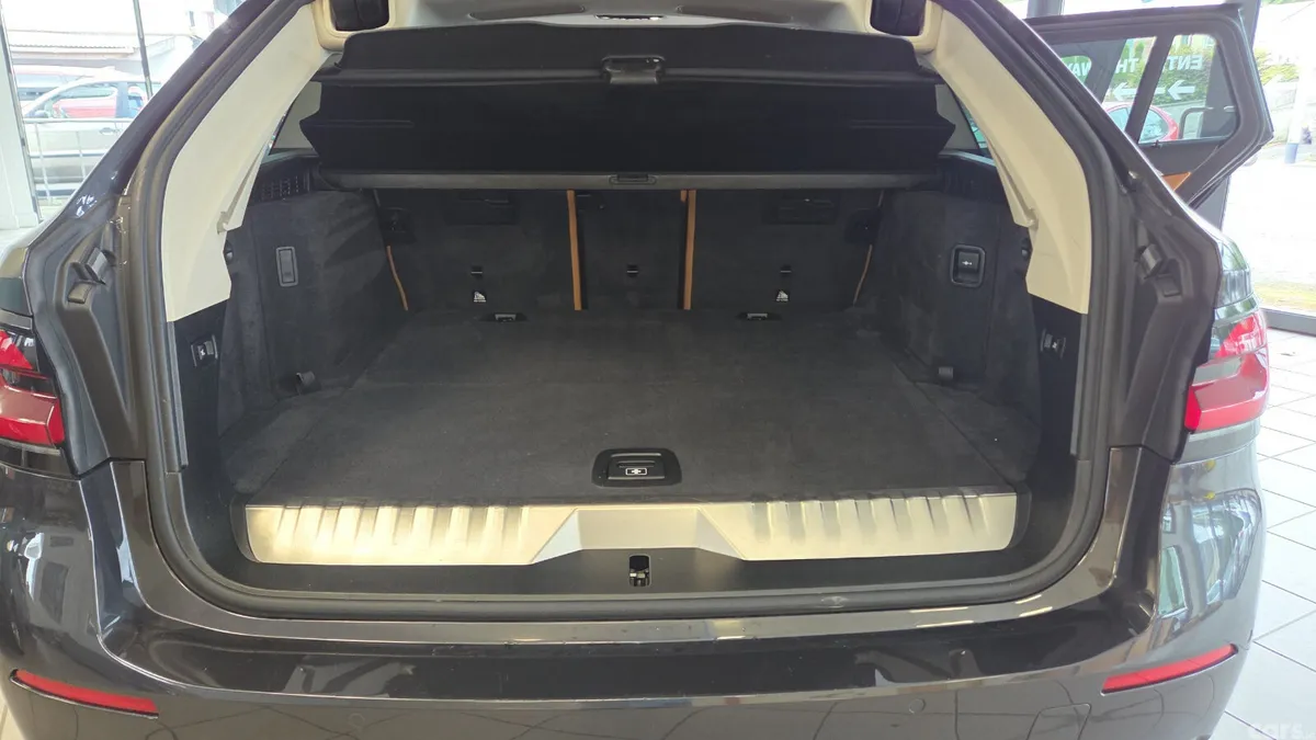 BMW 5-Series Estate, Petrol Plug-in Hybrid, 2021, Grey